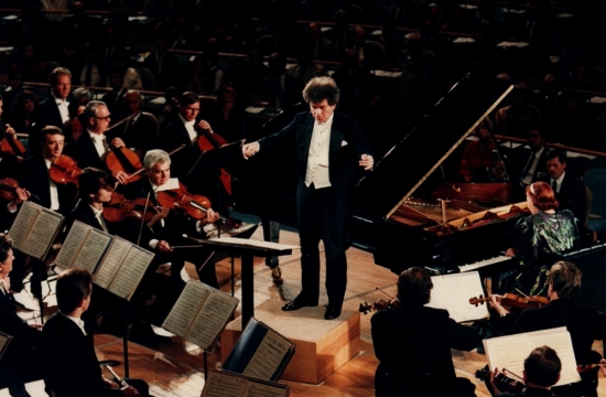 Jiří Bělohlávek conducts a gala concert in the UN headquarters