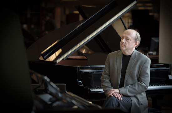 Frankokanadský klavírista Marc-André Hamelin s Českou filharmonií předvede působivý Koncert pro klavír a orchestr F dur od George Gershwina.