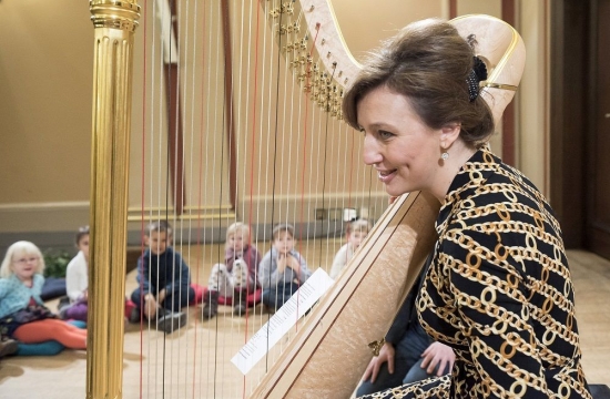 Jana Boušková v edukačním programu Rudolfinek – Hravá harfa