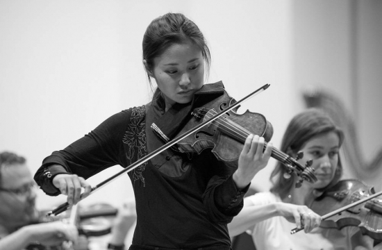 The Japanese violinist Sayaka Shoji was the soloist of the first Tokyo concert in Suntory Hall and the concerts in Fukuoka and Yokohama, performing Mendelssohn's Violin Concerto in E Minor.