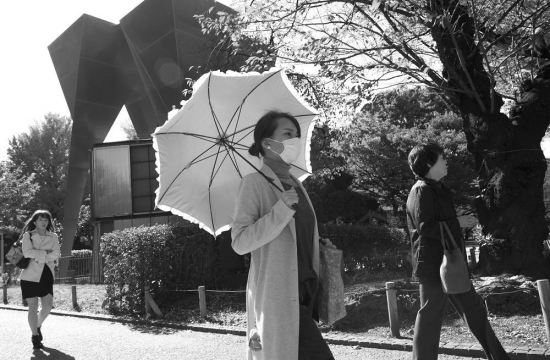 Veils and fashionable parasols are common accessories for the Japanese.