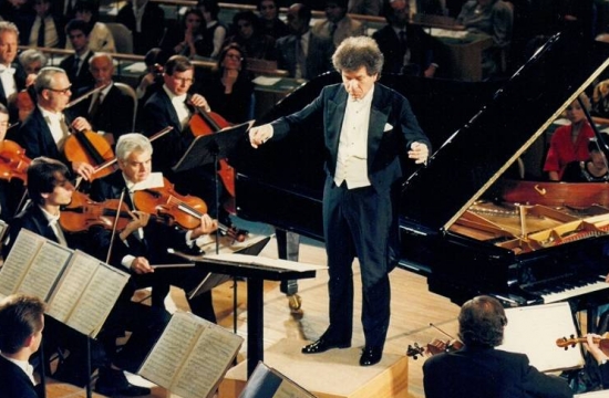 Jiří Bělohlávek diriguje koncert v United Nations General Assembly v říjnu 1990