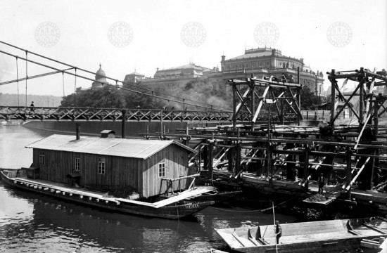 Stavba Mánesova mostu v červnu 1911