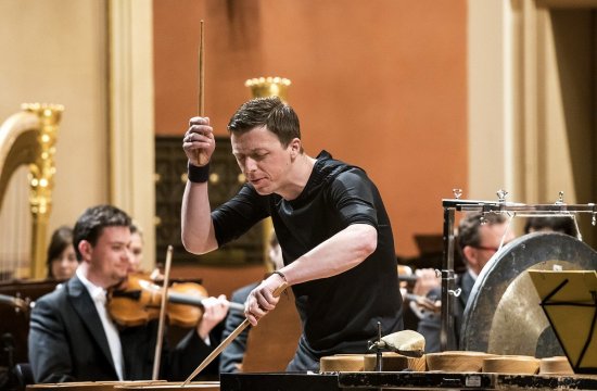 Martin Grubinger s Peterem Eötvösem a Českou filharmonií v roce 2016