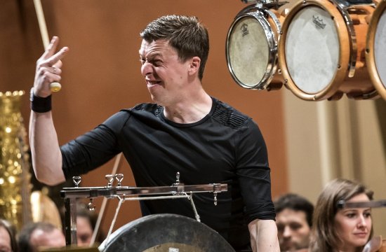 Martin Grubinger s Peterem Eötvösem a Českou filharmonií v roce 2016