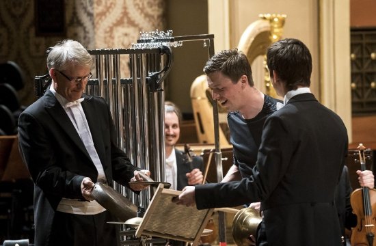 Martin Grubinger s Peterem Eötvösem a Českou filharmonií v roce 2016