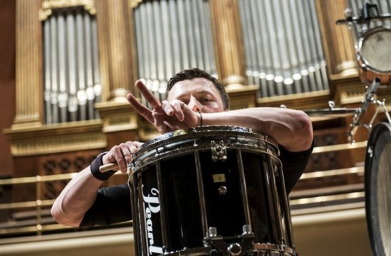 Martin Grubinger s Peterem Eötvösem a Českou filharmonií v roce 2016