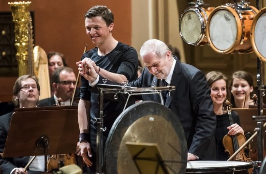 Martin Grubinger s Peterem Eötvösem a Českou filharmonií v roce 2016