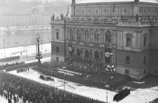 Smuteční tryzna za oběti spojeneckého leteckého útoku na Prahu ze 14. února 1945, která se konala 18. února před Rudolfinem na Mozartově náměstí.