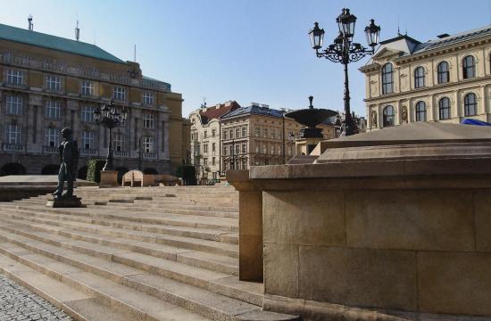 Místo natáčení filmu The Gray Man americkou produkcí pro Netflix. Mezi Rudolfinem a Filozofickou fakultou v Praze na náměstí Jana Palacha filmaři vybudovali novou scénu se schody a  kašnou.