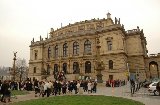 Studentské publikum přichází do Rudolfina na historicky první koncert Čtyř kroků 27. 11. 2006