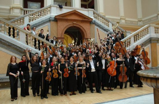 Český studentský orchestr po provedení Sinfonietty