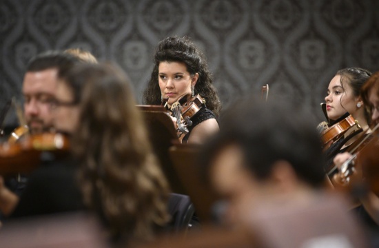 Benefiční koncert IV, sir Simon Rattle a Česká studentská filharmonie