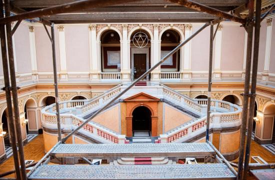 Netradiční pohled na schodiště dvorany