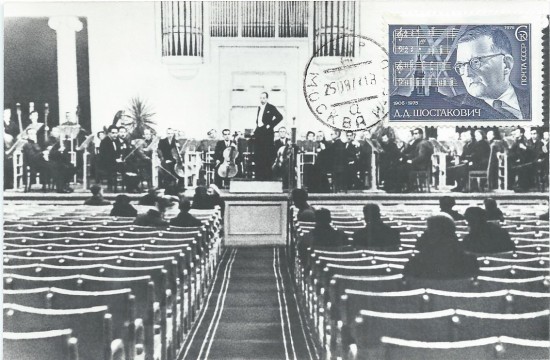 Pohlednice s fotografií generální zkoušky Leningradské symfonie s dirigentem Karlem Eliasbergem v obléhaném Leningradu, srpen 1942.