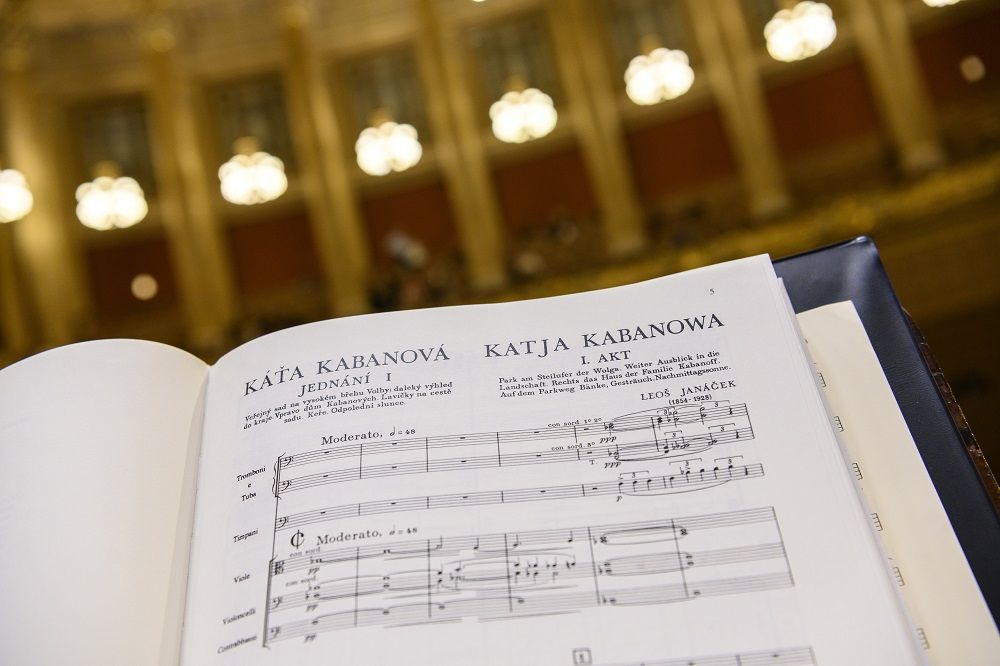 Partitura Káti Kabanové při zkoušce v pražském Rudolfinu