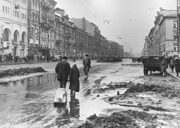 Pohled na ulici Něvský prospekt během obležení Leningradu, 1942