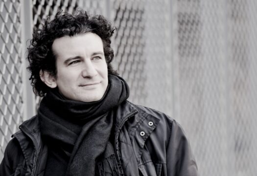 Alain Altinoglu: dirigentský samouk světového formátu, vášnivý fanoušek fotbalu a černých děr