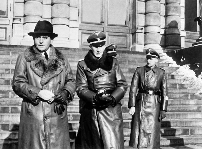 Albert Speer a Reinhard Heydrich před Rudolfinem v prosinci 1941